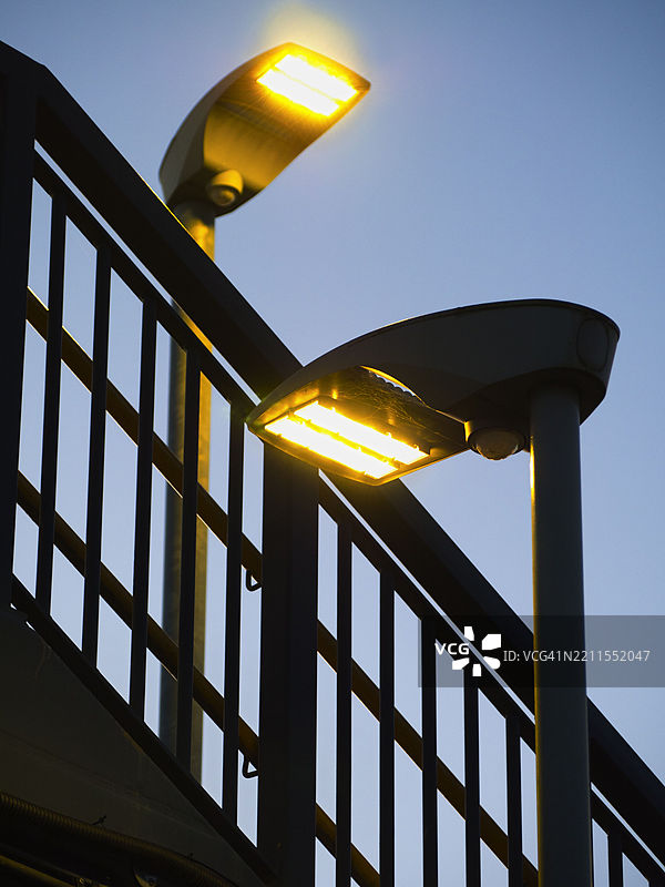 黎明前夕，拉德利车站轨道上的铁路桥和街灯图片素材