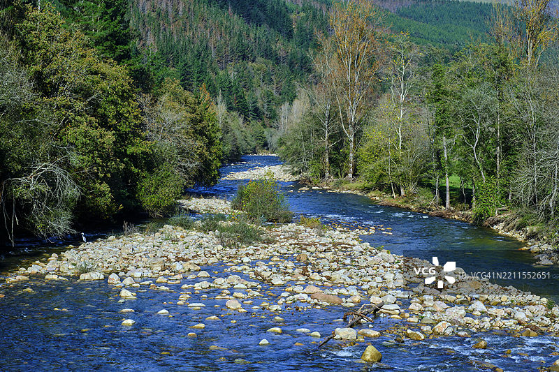 西班牙坎塔布里亚州卡布尔尼加山谷的萨哈河风景秀丽景观图片素材