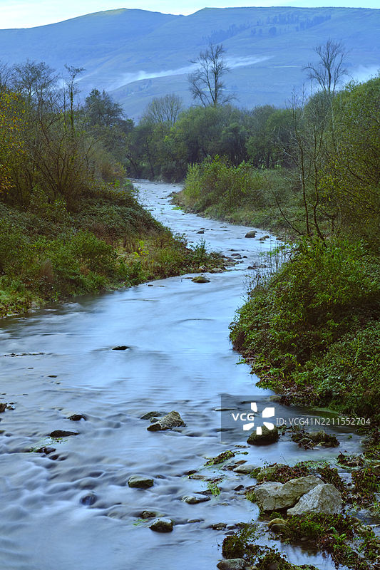 西班牙坎塔布里亚州卡布尔尼加山谷的萨哈河流淌景象图片素材