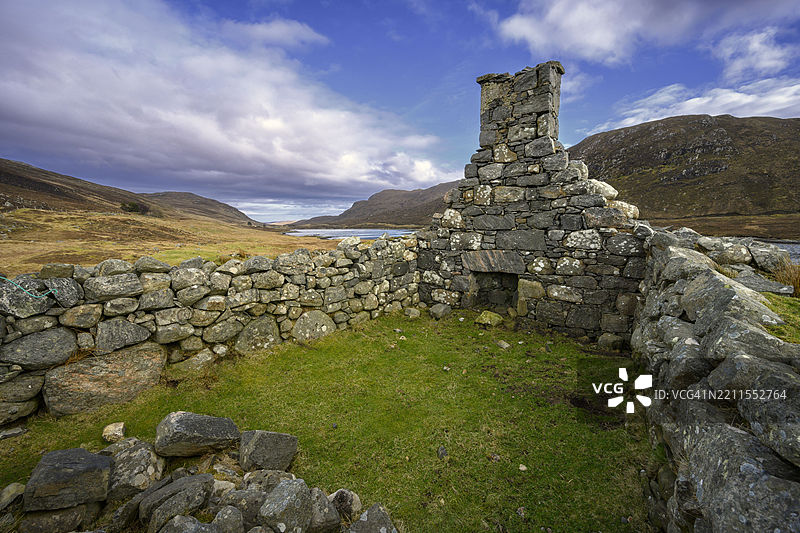 苏格兰外赫布里底群岛刘易斯岛和哈里斯岛的西福斯湖畔废弃房屋的遗迹图片素材