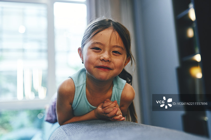 微笑的年轻女孩在舒适的家居环境中放松图片素材