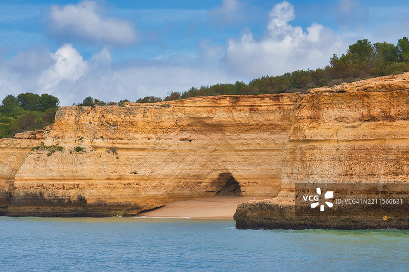 葡萄牙阿尔加维的贝纳吉尔悬崖岩石形成中的洞穴。图片素材