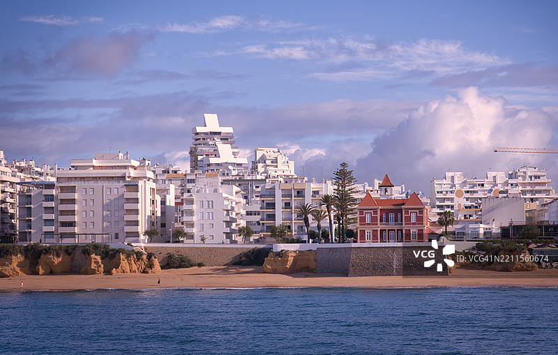 阿尔坎塔利亚镇和海滩，阿尔加维，葡萄牙。图片素材