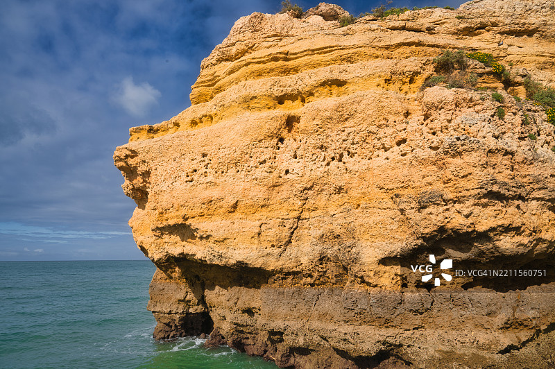 葡萄牙阿尔加维的贝纳吉尔悬崖岩石形成中的洞穴。图片素材