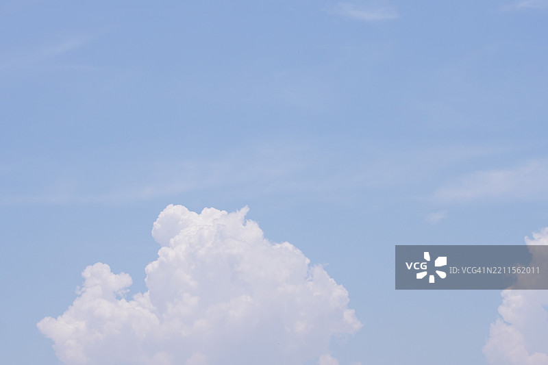 蓝天中的白云图片素材