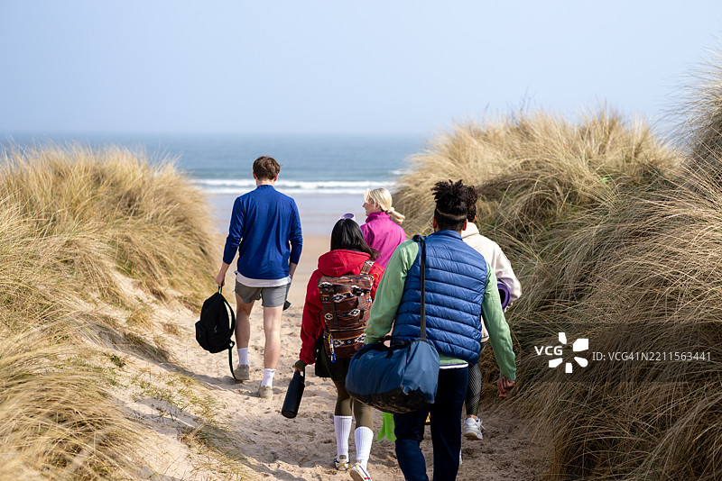 海边的瑜伽爱好者图片素材
