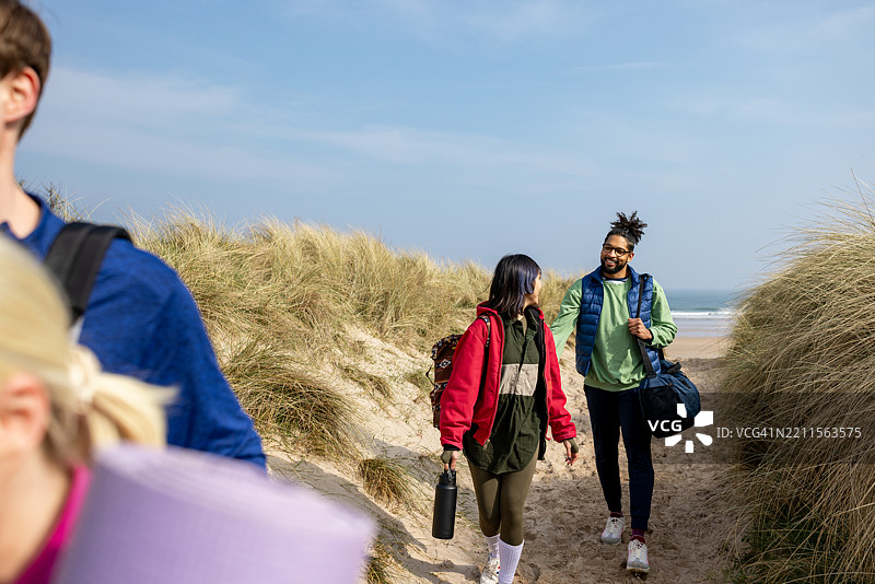 海边的瑜伽爱好者图片素材