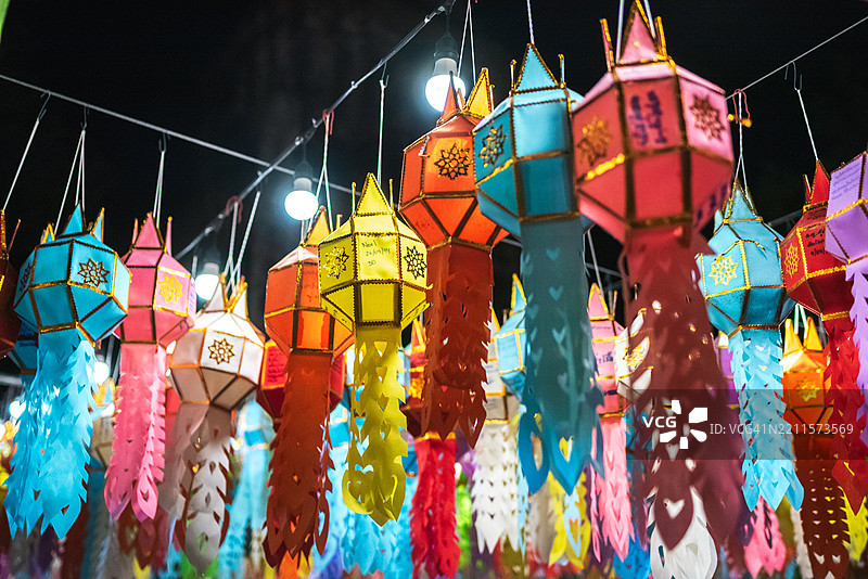 泰国水灯节期间寺庙里的五彩灯笼和灯光。图片素材