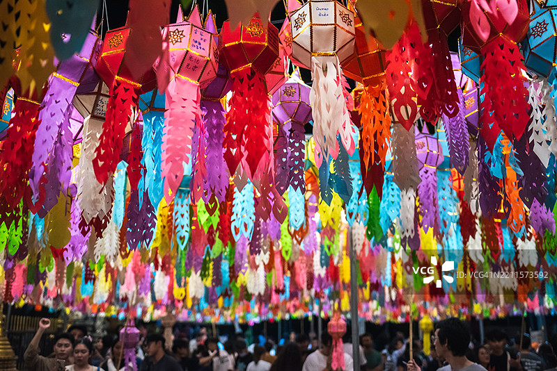 泰国水灯节期间寺庙里的五彩灯笼和灯光。图片素材