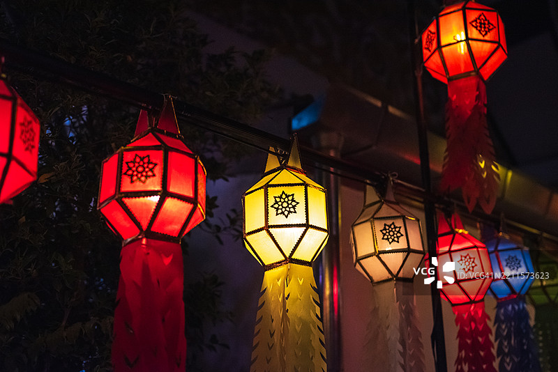 在泰国水灯节期间，寺庙里点亮的五彩灯笼和灯光图片素材