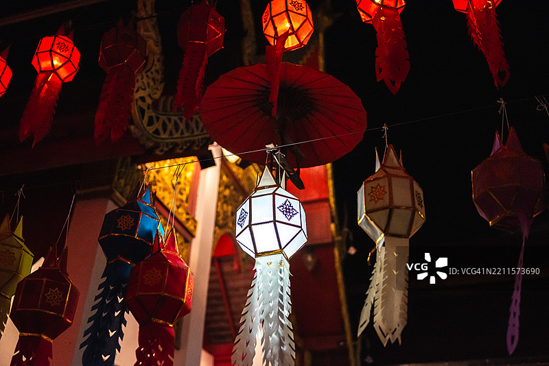 泰国水灯节期间，寺庙里点亮的五彩灯笼和灯光图片素材