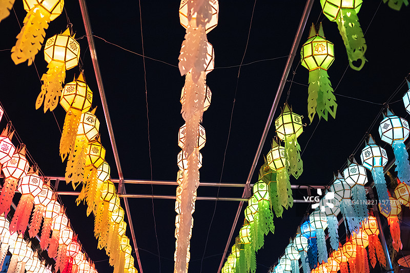 在泰国水灯节期间，寺庙里点亮的五彩灯笼和灯光图片素材