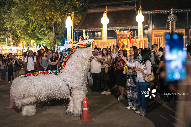 在泰国寺庙中，装扮成动物的人参加水灯节庆祝活动。图片素材