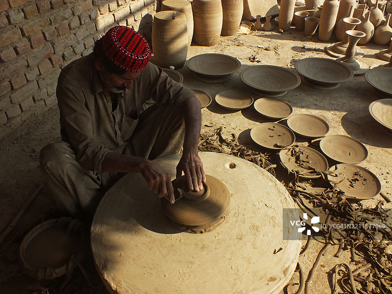 工作场所正在制作陶土陶器图片素材