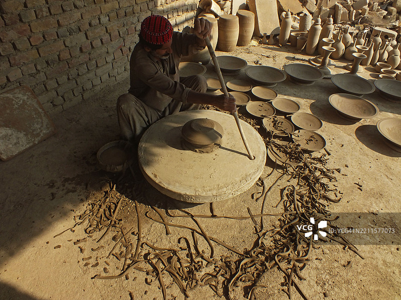 工作场所正在制作陶土陶器图片素材