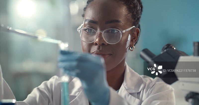 科学、样本和一位手持液体的黑人女性在实验室进行研究、医学研究和法医数据分析。医疗保健、制药和科学家使用试管进行实验、发现和突破。图片素材