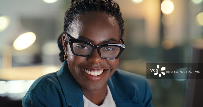 快乐的员工，戴眼镜的女性，夜晚，雄心勃勃的新闻工作者，自信的气质。商业，媒体机构中的记者，黑肤色，佩戴眼镜，散景肖像。图片素材