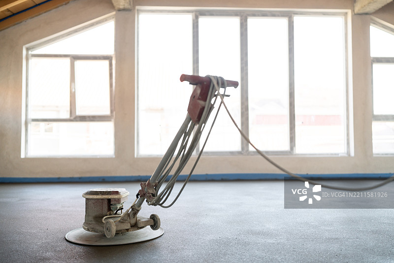 明亮室内空间中的地面平整施工工具图片素材