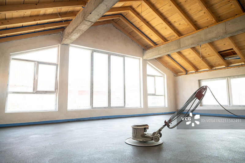 现代阁楼生活区使用抹平机进行混凝土找平过程图片素材