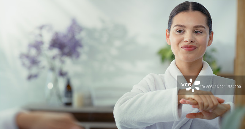 浴室里微笑的女性，手霜、镜子和美容护理，关注皮肤健康。女性、房屋和女孩的倒影，保湿霜和护肤治疗，追求效果和清洁。图片素材