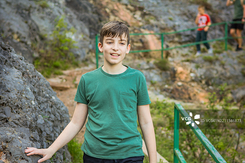 一名少年与家人在大自然中徒步旅行的肖像。图片素材