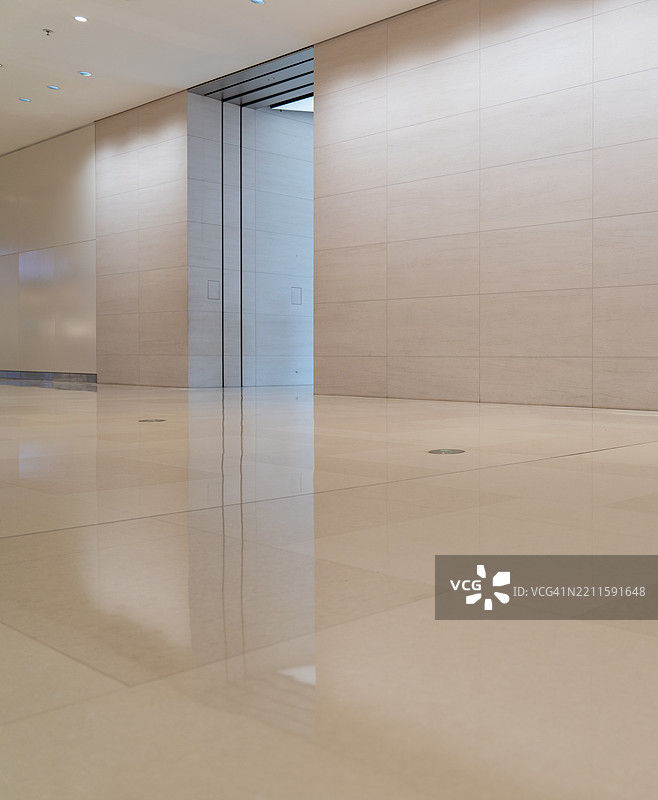 现代室内空间，反射地板与极简设计图片素材