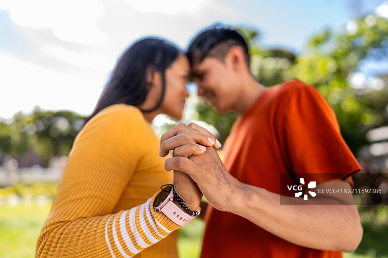 年轻情侣在户外牵手的特写镜头图片素材