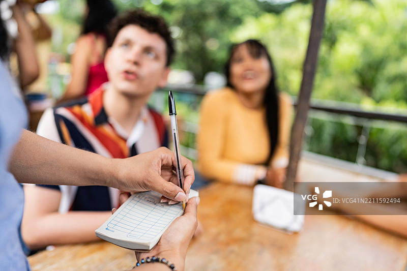 咖啡店内女服务员近距离接单图片素材