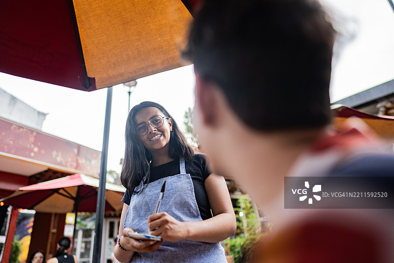 咖啡店的女服务员正在点单图片素材