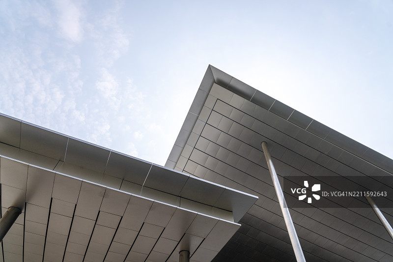 现代建筑外立面，配有金属面板和支撑结构图片素材
