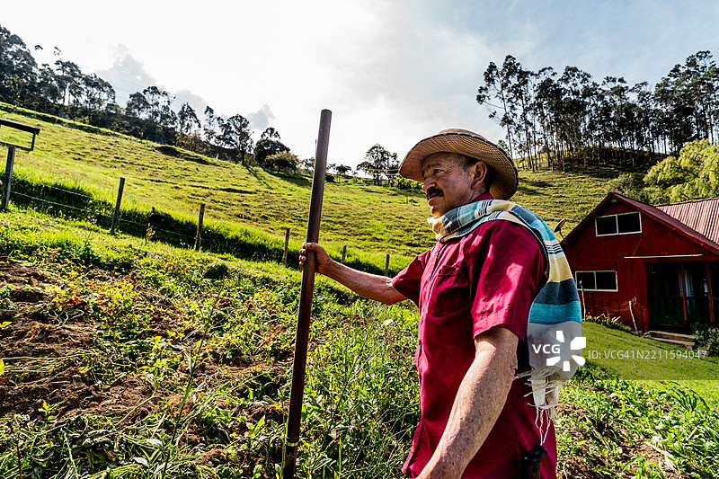 农民在农场工作图片素材