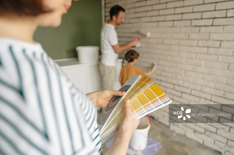 DIY：为我们的家涂漆图片素材