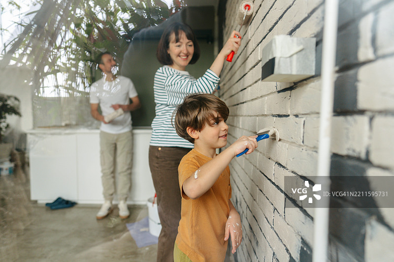 DIY：为我们的家涂漆图片素材