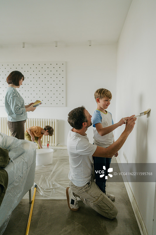 有趣的家庭活动：为我们的家涂鸦图片素材