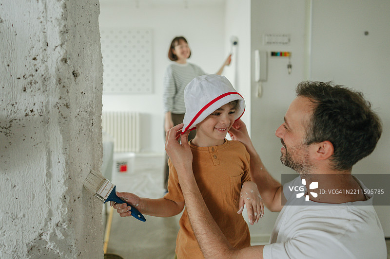 DIY：为我们的家涂漆图片素材