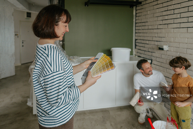 DIY：为我们的家涂漆图片素材