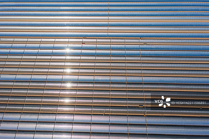 集中式太阳能发电设施的鸟瞰图图片素材