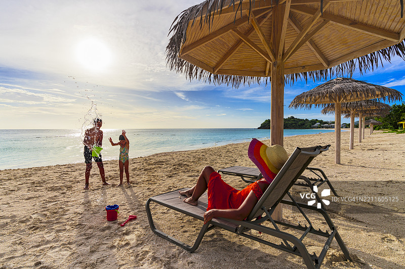 快乐的母亲和儿子们在海滩上玩得很开心图片素材