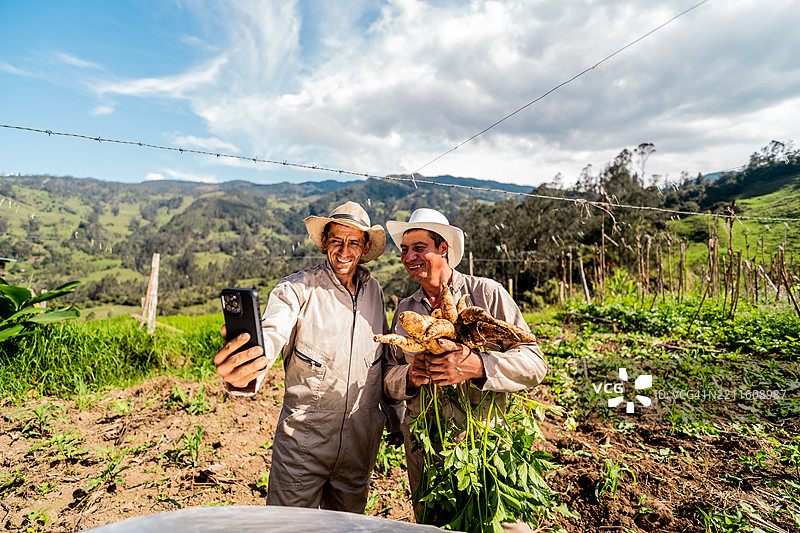 农民在农场工作时自拍图片素材