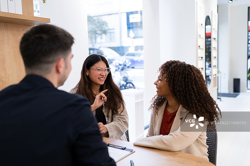 验光师在现代诊所讨论诊断情况图片素材