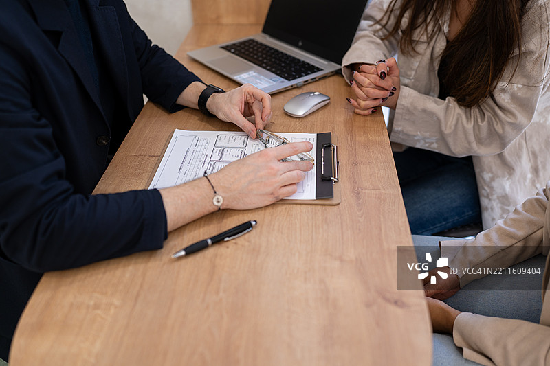 财务顾问在办公室会议中向客户展示投资策略图片素材