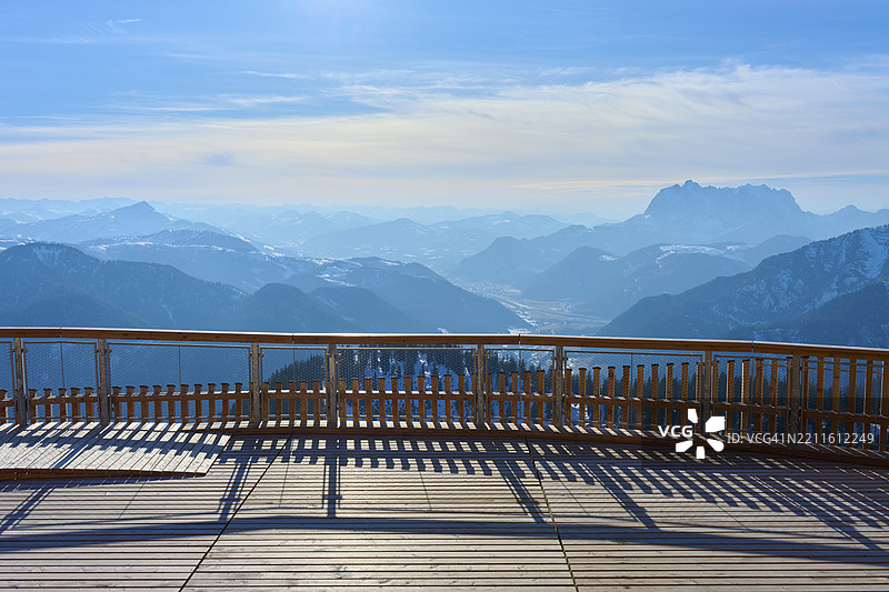 木平台俯瞰雪-covered的山脉，蓝天之下，斯坦普拉特，维德林，蒂罗尔，奥地利，欧洲图片素材