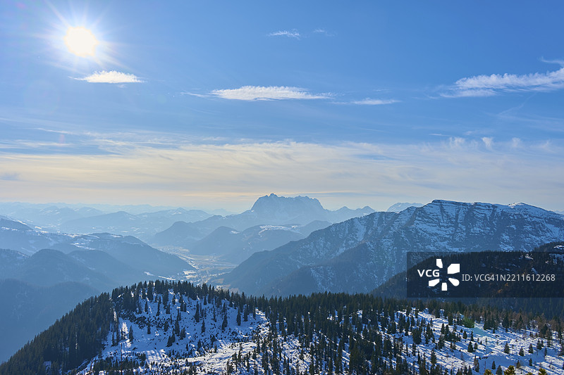 被阳光照耀的清澈蓝天下，雪覆盖的山脉，斯坦普拉特，维德林，蒂罗尔，奥地利，欧洲图片素材