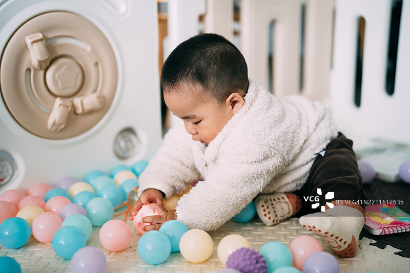 男婴在家里玩耍图片素材