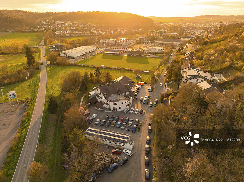 城市风景，夕阳映照在田野和建筑上，欧洲之庭，科宁斯巴赫，德国，欧洲图片素材