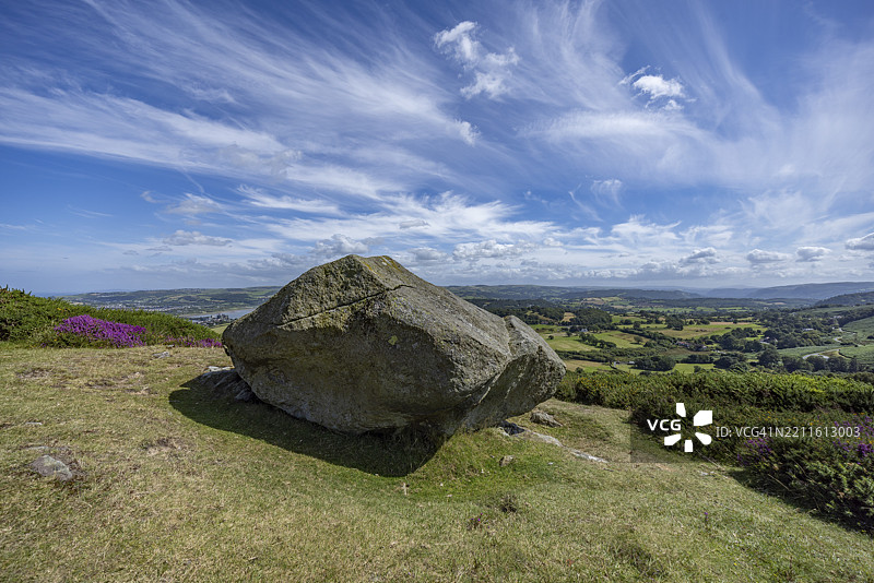 山丘上的大石头,俯瞰着康威及其周围的绿色景观,远处可见康威城堡,位于斯诺多尼亚国家公园边缘,威尔士,英国,欧洲。图片素材