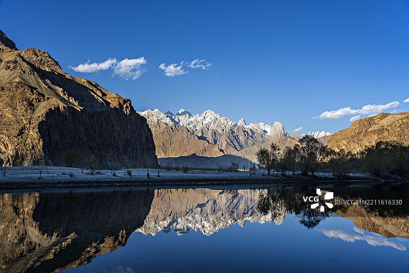 喀普卢的山脉及其倒影。图片素材