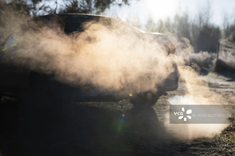 乘用车排气管的废气图片素材