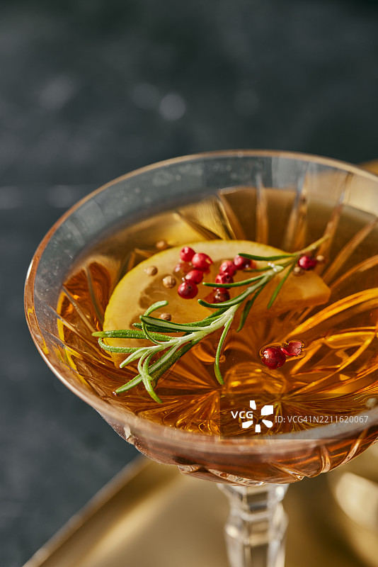 奢华鸡尾酒的阴郁氛围图片素材