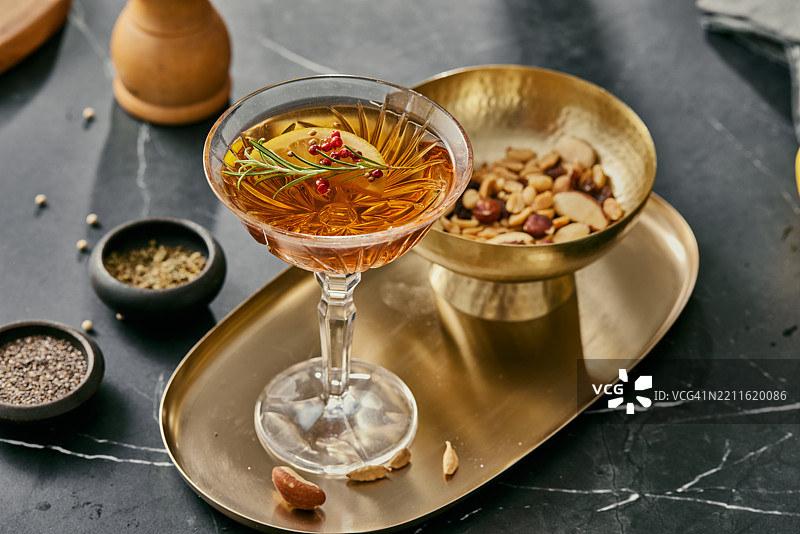 奢华鸡尾酒，昏暗氛围。为早午餐的优雅举杯。图片素材